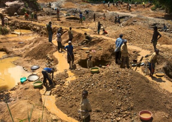 Four Miners Killed as Plateau Pit Collapses