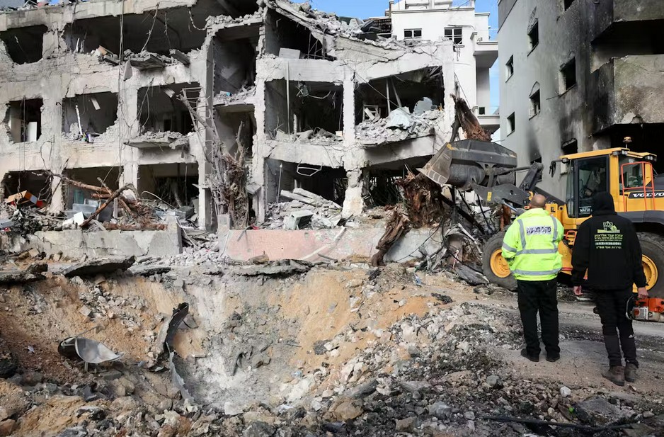 Iran Hits Gulf Cities in Widening Conflict