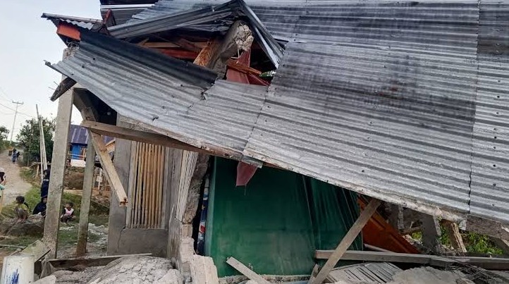 Indonesia Earthquake Kills 38 Across Coastal Towns