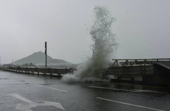 Typhoon Dolphin Hits Okinawa, China Prepares for Landfall