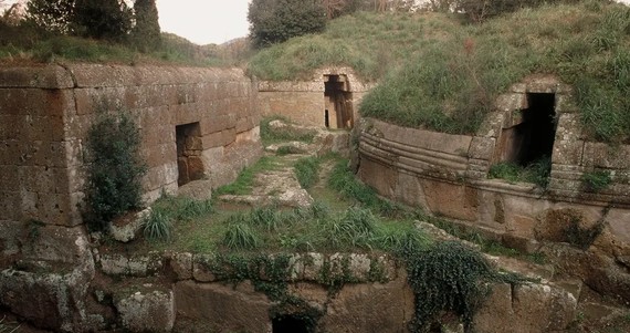 The 'Hot Pot' Heist: How Night Thieves and Billion-Dollar Museums Plundered the Ancient World